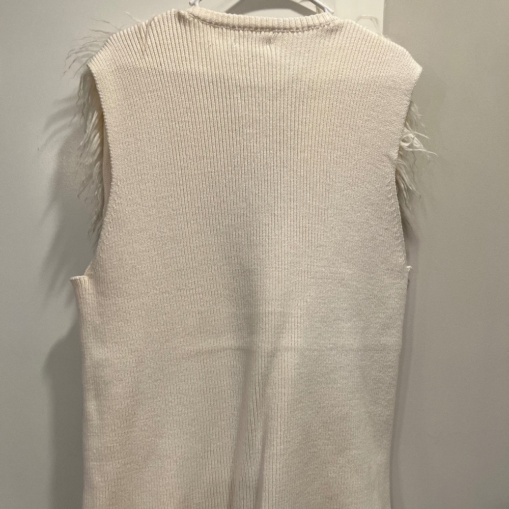 New with Tags New York & Company Ombre Grey and Cream Faux Fur Sweater Vest - Picture 2 of 4